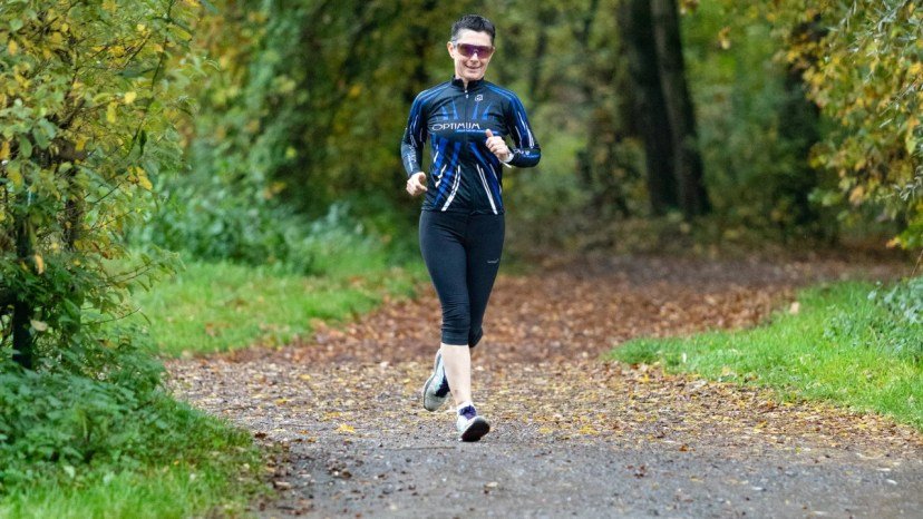 Femme qui court dans les bois.
Quelle est la meilleure façon de respirer pendant la course à pied