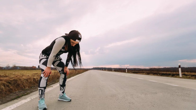 Coureuse en manque de souffle